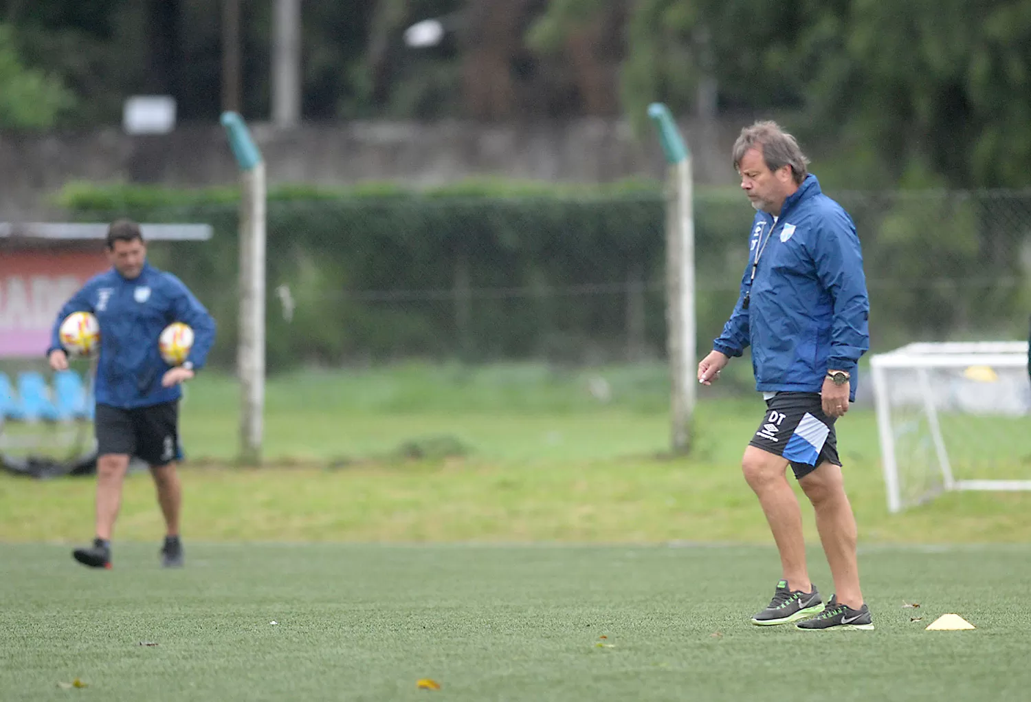 PENSANDO EL EQUIPO. Zielinski prepara el 11 para visitar a Boca.