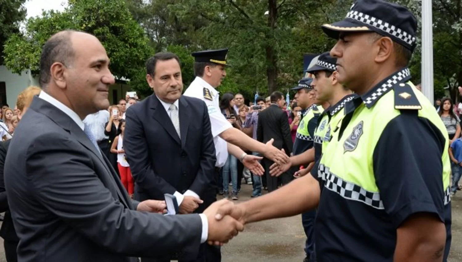 Los policías que cometan delitos serán exonerados, aseguró Manzur