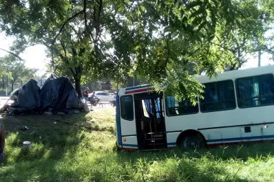 Un colectivo protagonizó un accidente en el Acceso Norte: una nena está grave