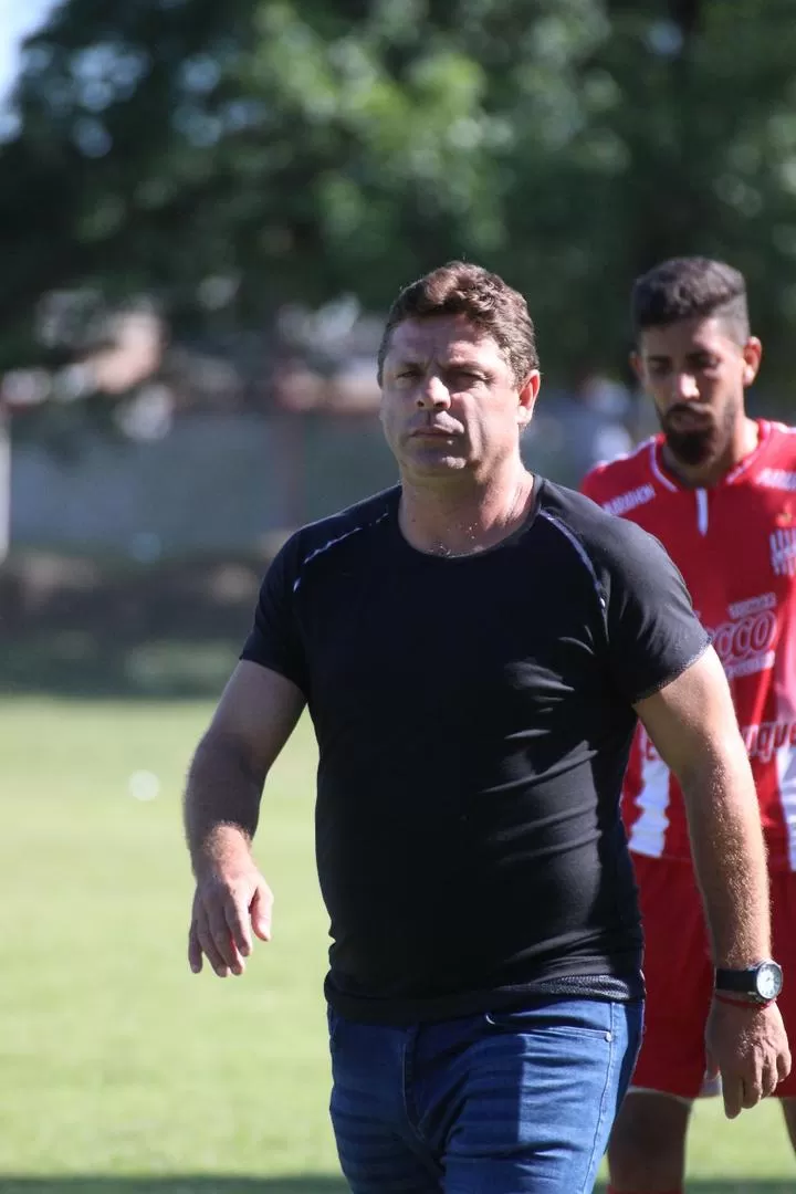 EL TÉCNICO INTERINO. Floreal García, responsable del equipo de Reserva, dirigirá hoy la práctica del plantel profesional. gentileza  Alejandro Cruz