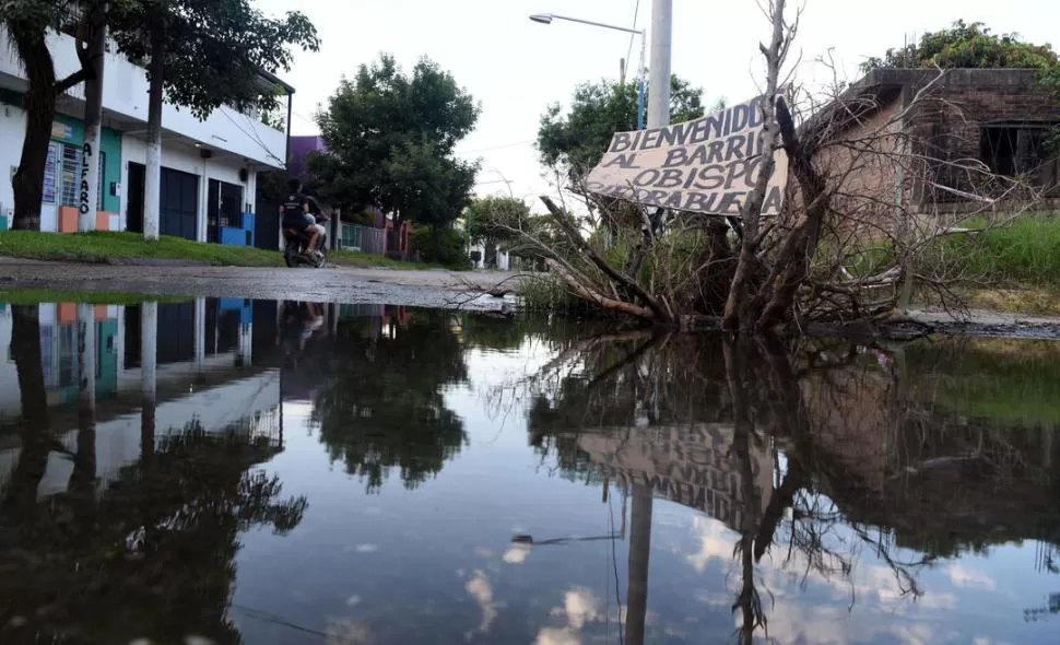 BIENVENIDA. Vecinos del barrio Obispo Piedrabuena apelaron a la ironía para denuncia la pérdida cloacal de Gobernador del Campo al 800. la gaceta / foto de diego aráoz 