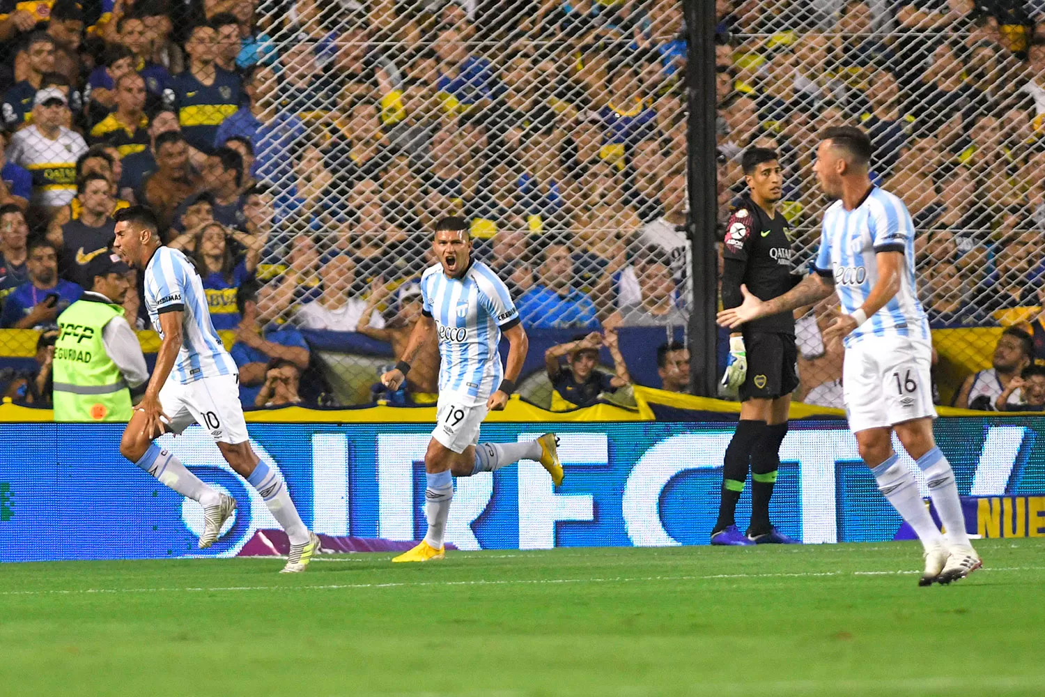 FESTEJO EN LA BOMBONERA. Gervasio Núñez puso el 1-0 para Atlético.