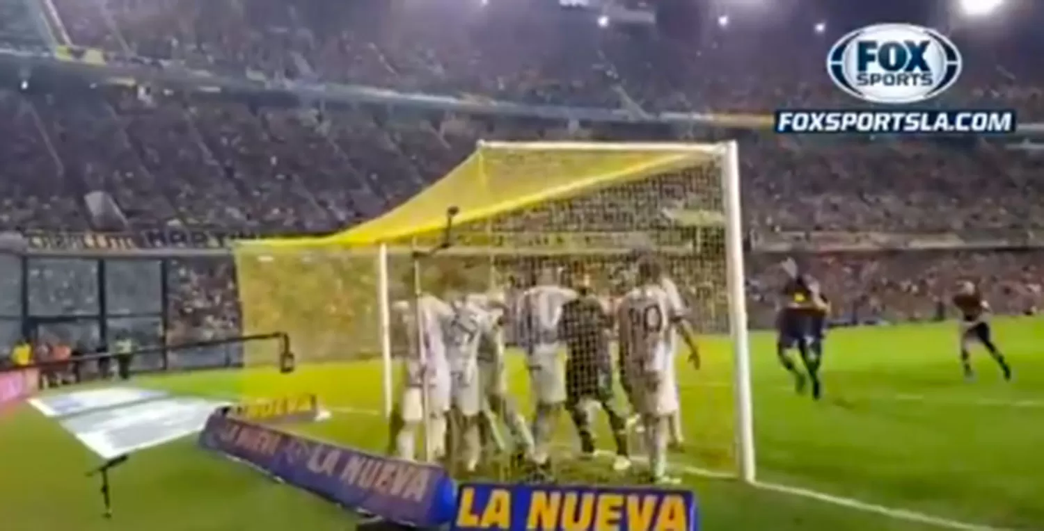 A LAS TROMPADAS. Los jugadores de Atlético y de Boca se enfrentaron dentro de un arco.