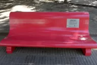 Bancos rojos para recordar que la violencia no es tu destino
