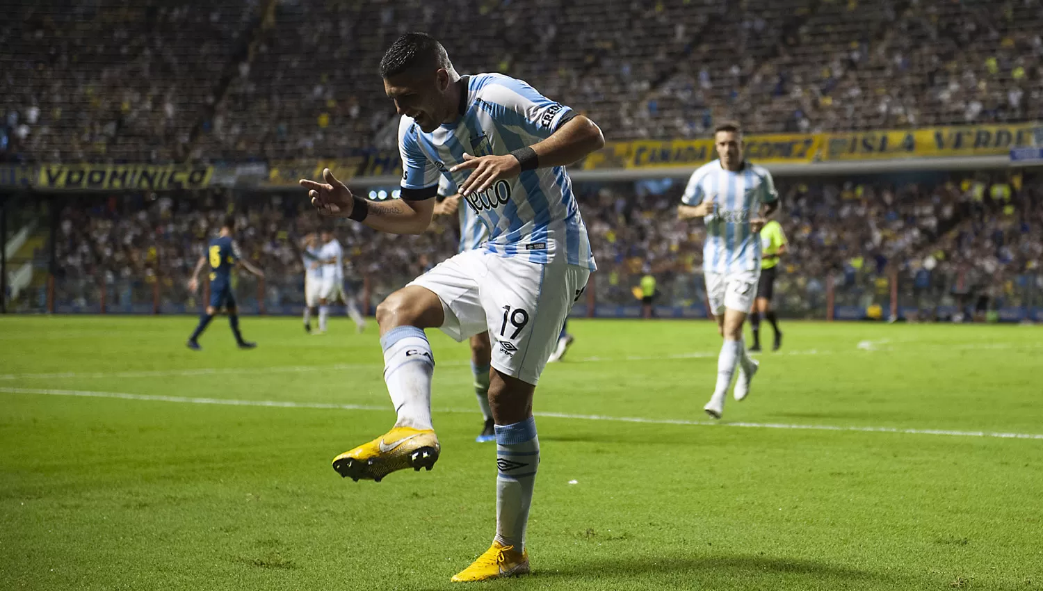 DE FIESTA. Barbona tiró pasos ante un estadio en silencio. FOTO DE MATÍAS NÁPOLI ESCALERO (ESPECIAL PARA LA GACETA)