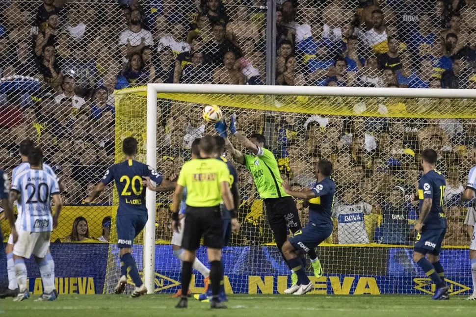 NOTABLE TAREA. Entre varios cuerpos, Lucchetti se hace de la pelota como en casi toda la noche. El arquero sacó pelotas clave para que Atlético se quede con el triunfo. foto de matias nápoli escalero / especial para la gaceta 