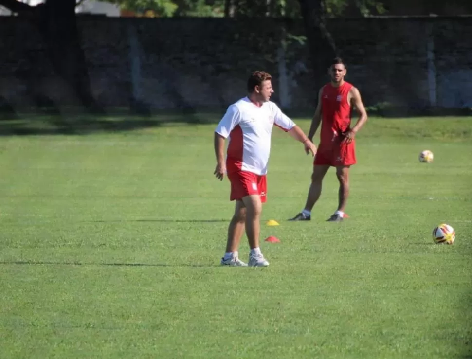 QUIERE IMPRIMIRLE SU IDEA AL EQUIPO. Floreal García trabaja para recuperar anímicamente al plantel y para que el domingo, en cancha de River, San Martín pueda dar el primer paso en su lucha por zafar. prensa c.a.s.m.