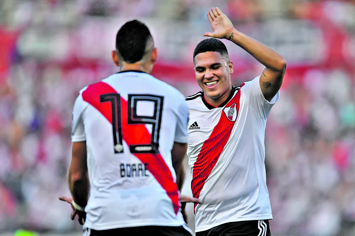 CHOCALA. Quintero festejó su golazo junto a su compatriota Santos Borré.