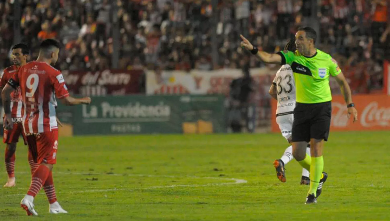 UNO DE LOS QUE QUEDÓ EN LA MIRA. Silvio Trucco dirigió a San Martín ante Newell's y tuvo una floja tarea.