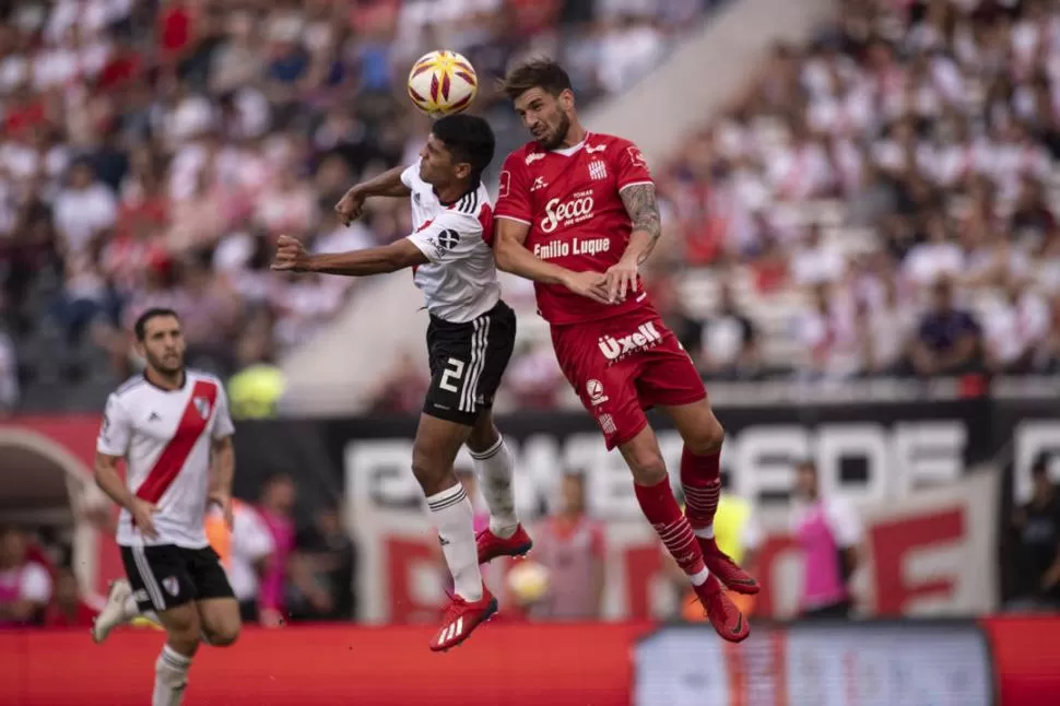 PROTAGONISTAS EN EL CIERRE. Ramiro Costa marcó el descuentro ”santo” y minutos Robert Rojas. que aquí se anticipa en el salto, cometió un penal no sancionado. foto de matías nápoli escalero (especial para la gaceta)