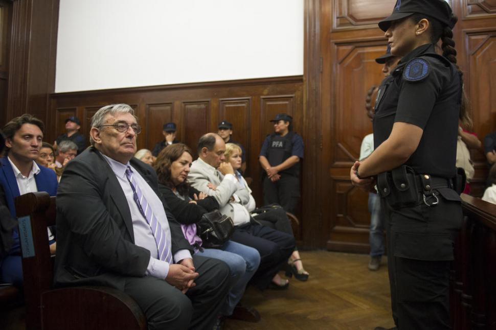 FALLO. Lebbos escucha la sentencia junto con María Luján Rey y familiares de víctimas de la impunidad. la gaceta / FOTOs DE JORGE OLMOS SGROSSO 