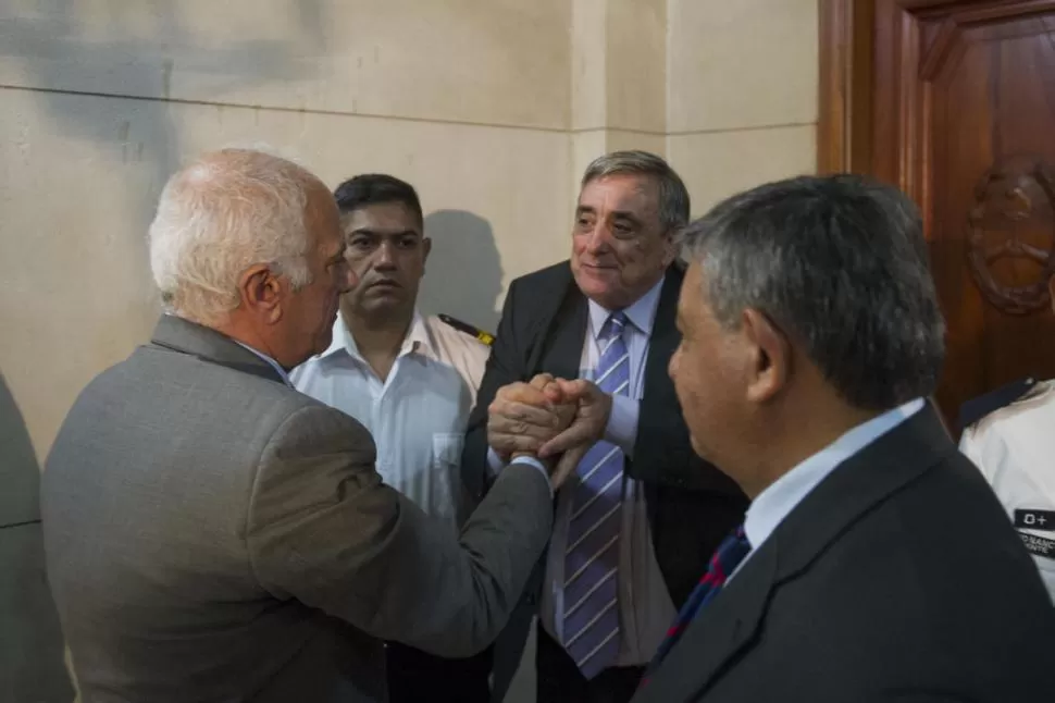 ETAPA FINAL. Al salir de la sala, el padre de Paulina agradeció a sus abogados Emilio Mrad y Roberto Tejerizo. 