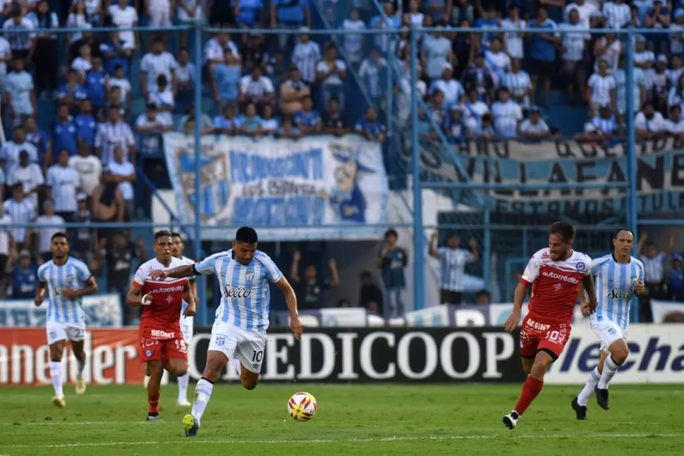 EN ATAQUE. Gervasio Núñez comanda un avance de Atlético durante el primer tiempo de ayer, ante Argentinos. El “Decano” no pudo con el último de la tabla pero promete dar pelea hasta el final en el torneo. la gaceta / foto de diego aráoz