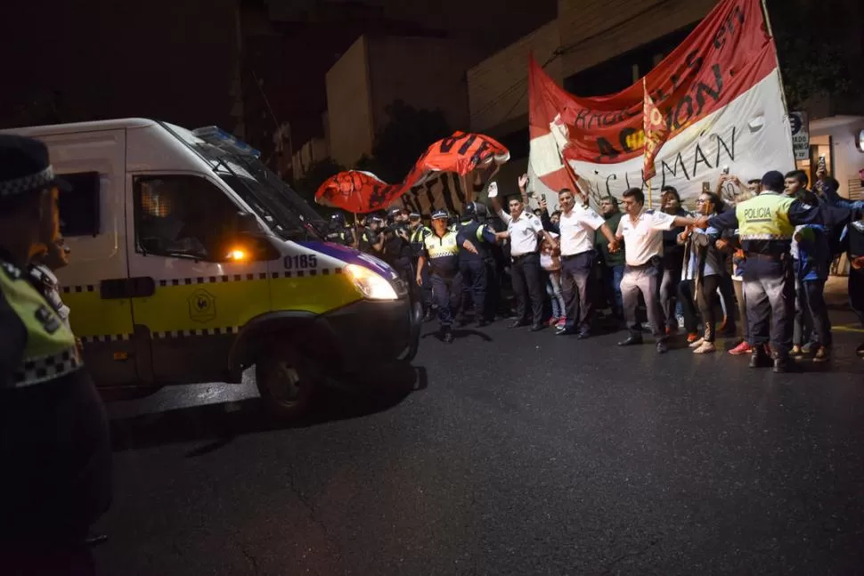 CORDÓN. La policía desplazó a los manifestantes para trasladar detenidos. credito