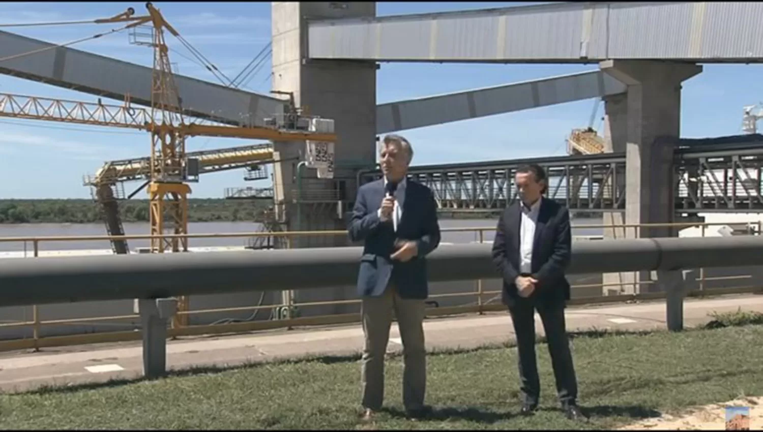 EN SANTA FE. Macri, junto al ministro Dante Sica. 