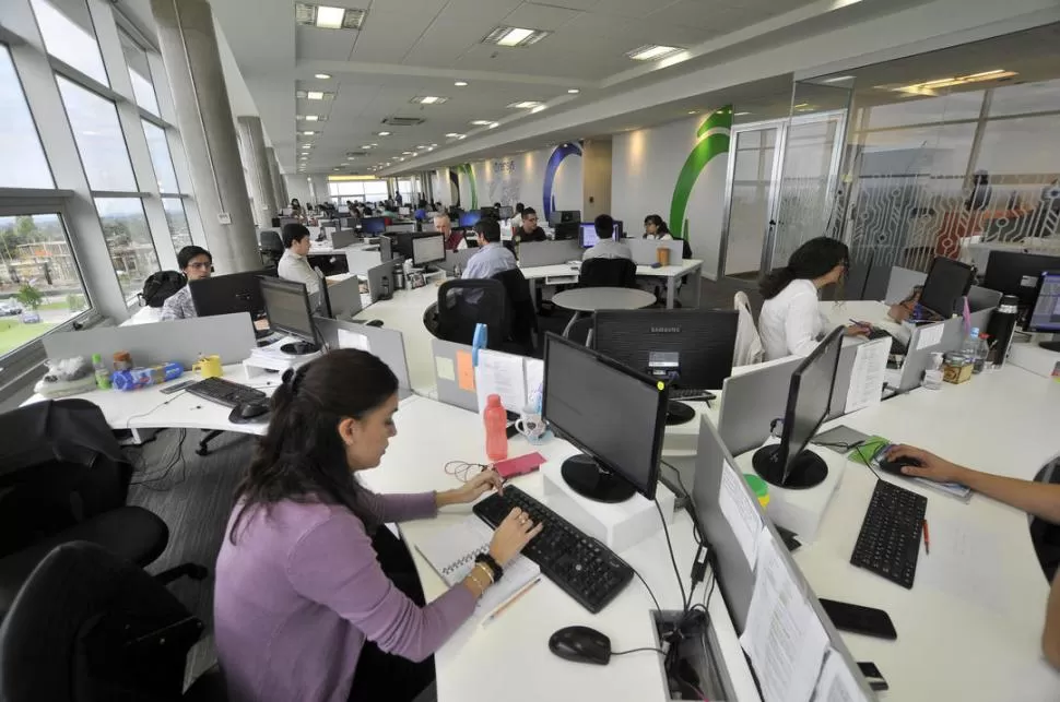 PYMES. Una empleada de la empresa tucumana de programación Censys   la gaceta / foto de Osvaldo Ripoll (archivo)