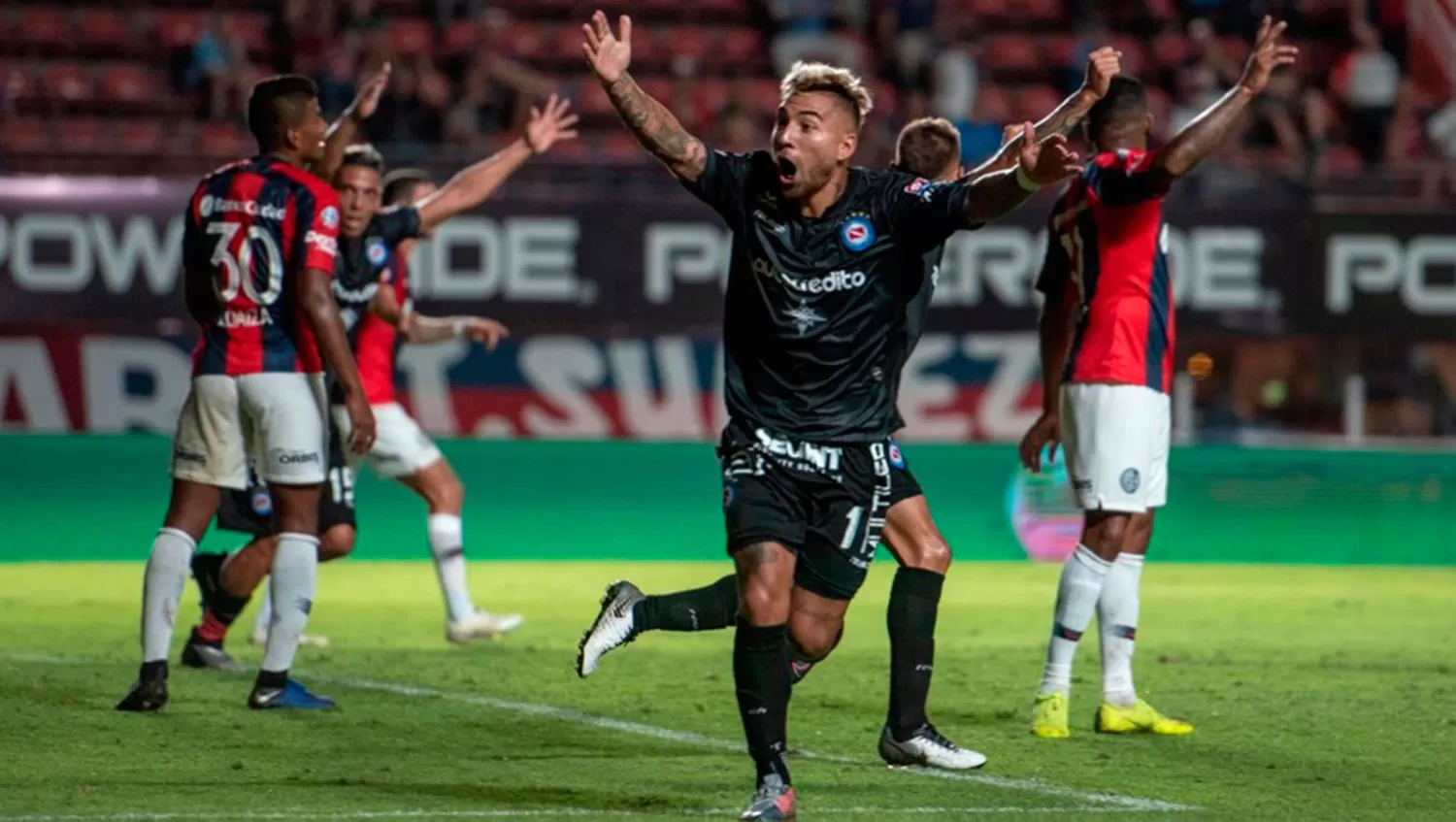 FESTEJÓ EL BICHO. Argentinos dejó último a San Lorenzo.