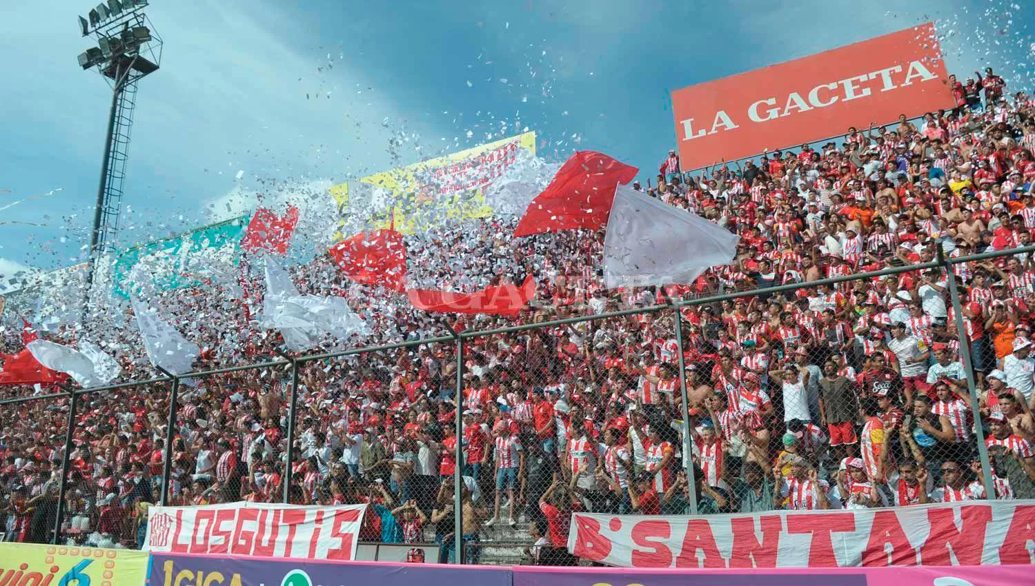 A SALTA. Los Santos alentarán a su equipo por la Copa Argentina.