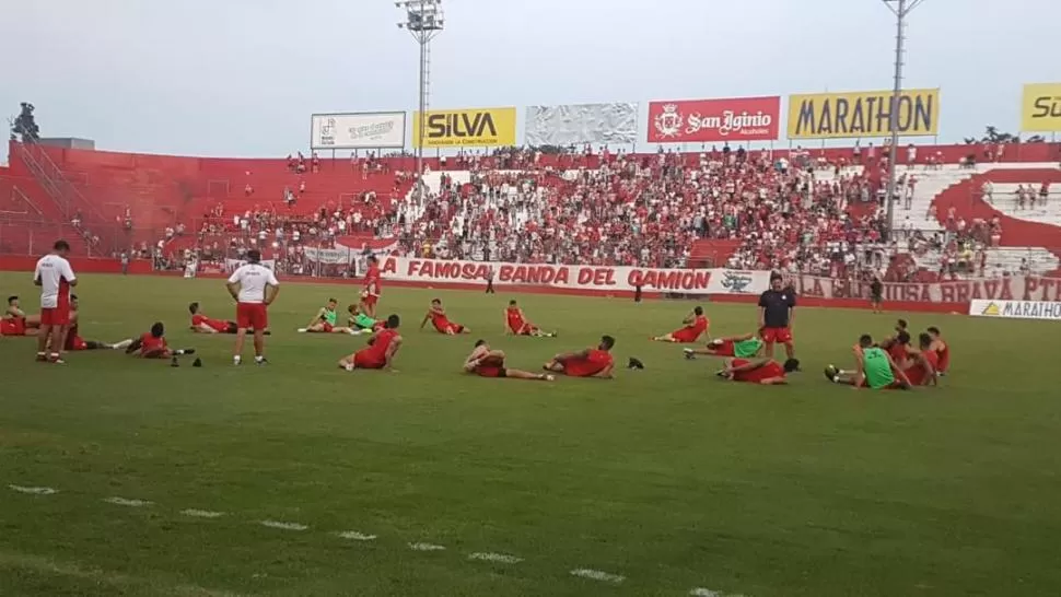 BANDERAZO. Los hinchas “santos” fueron ayer a apoyar a sus jugadores. 