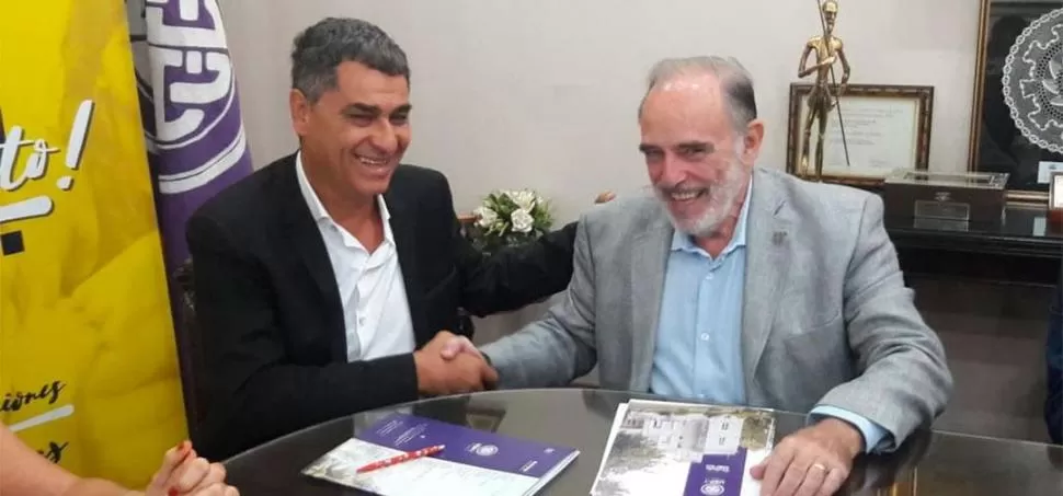 FIRMA. El presidente Enrique Salvatierra firmó el convenio con la Universidad San Pablo-T y saludó al rector Horacio Deza y el resto de sus directivos en la semana. prensa cat