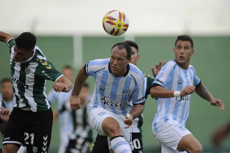 SU ESPECIALIDAD. Con mucho esfuerzo y como casi siempre lo hace, Mauro Matos gana de arriba y cabecea la pelota en el área de Banfield, tras un centro y ante la mirada de Bruno Bianchi.  foto de matías nápoli escalero (especial para la gaceta)