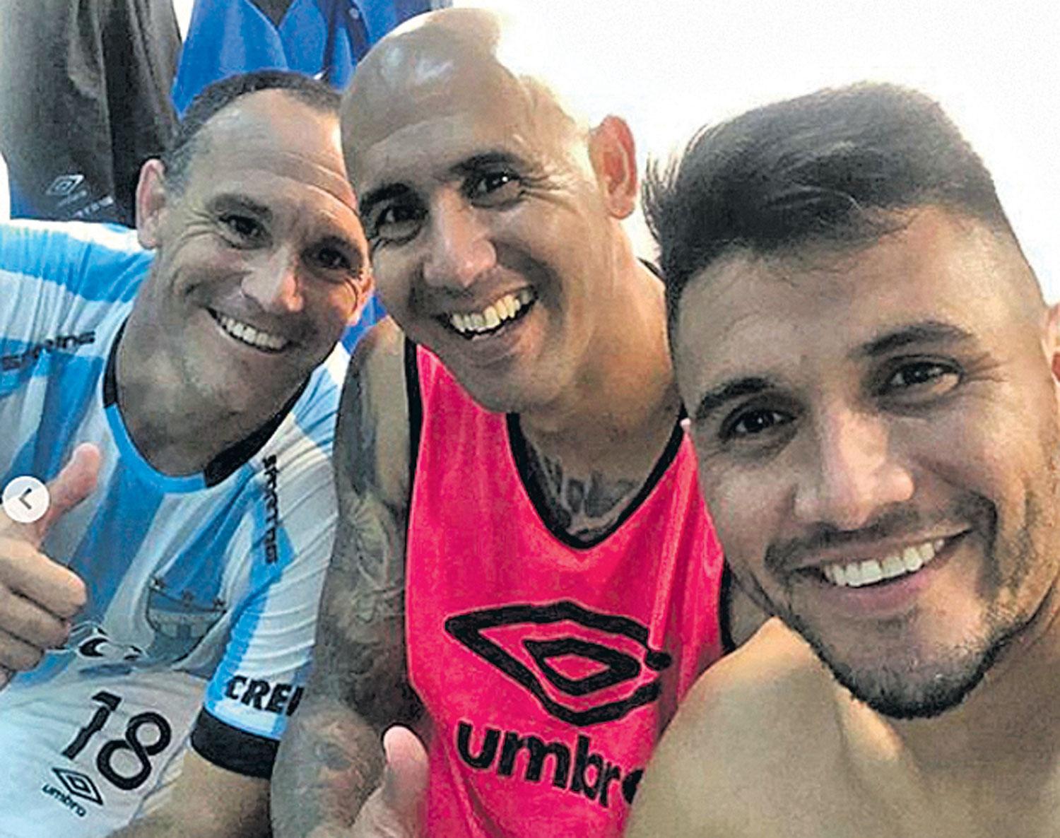 El autor del golazo, compartió fotos del vestuario en Instagram: “Tres puntos que van para casa: ¡Vamos Banda!”.