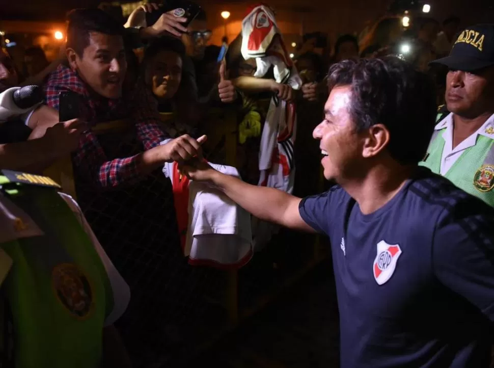 RECIBIMIENTO. Gallardo saludo a los hinchas que esperaron al plantel en Lima. 