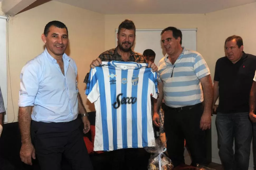 LA ÚLTIMA VEZ. Tinelli, flanqueado por Mario Leito y Silvio Nava, enseña una de las camisetas que le obsequiaron. Fue en 2015, cuando el conductor visitó el Monumental, antes de las elecciones en AFA. la gaceta / foto de antonio ferroni (archivo)