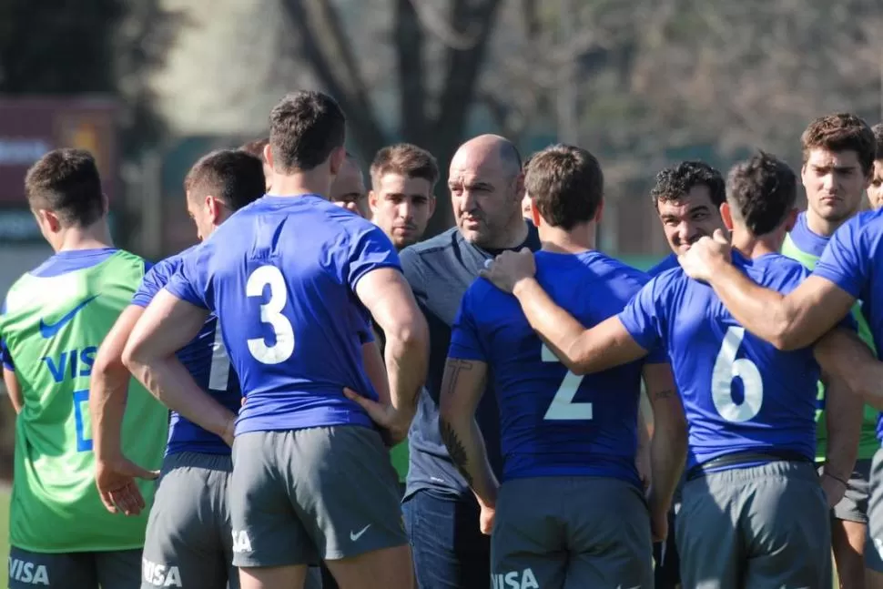 ESTILO FRONTAL. El entrenador habló con contundencia sobre la liberación de los jugadores internacionales desde Europa. prensa uar 