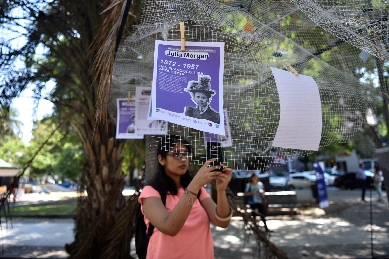 HISTORIAS.- Más intervenciones: papeles con historias de mujeres destacadas en el urbanismo.-