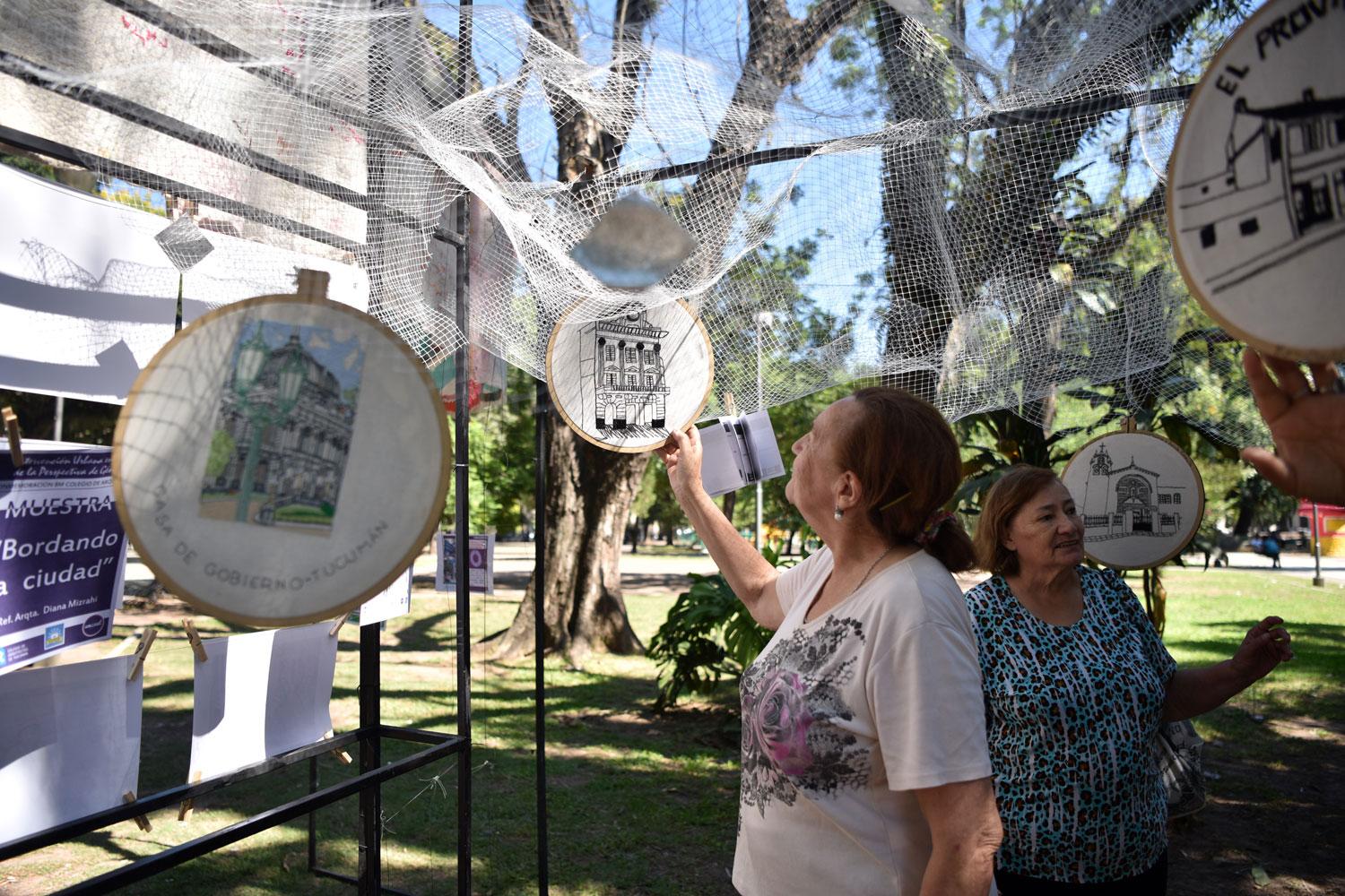 ARTE.- Bordados de fachadas de la ciudad.-