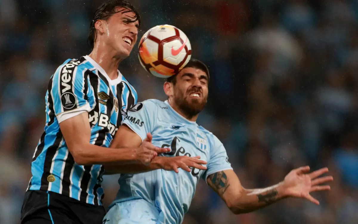 LUCHA EN LA ALTURA. Leandro Díaz en el último partido copero de Atlético, ante Gremio en Brasil.