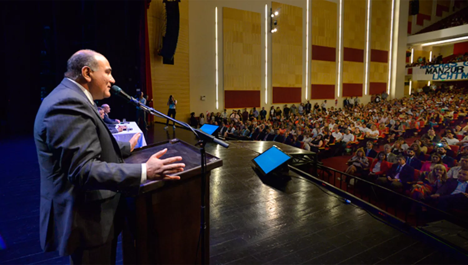 ¿Cuáles son los requisitos que deben cumplir los docentes para acceder a la titularización?