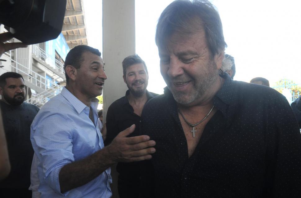 EN EL “MONUMENTAL”. Marcelo Tinelli, con Mario Leito y dirigentes del club, recorrieron las instalaciones del estadio y pisó el césped de la cancha. En un momento se cruzó con Zielinski, a quien elogió. la gaceta / fotos de antonio ferroni 