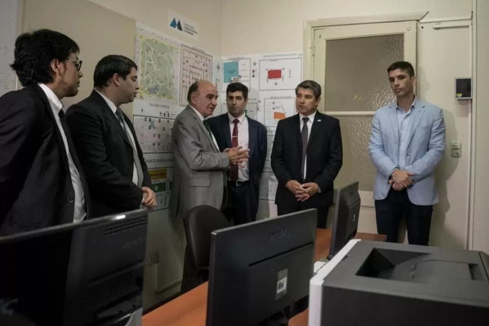 SALA NUEVA. Edmundo Jiménez (tercero desde la izquierda) y Claudio Maley (quinto) visitaron la “Oficina de monitoreo y visualización” de la capital. ministerio público fiscal