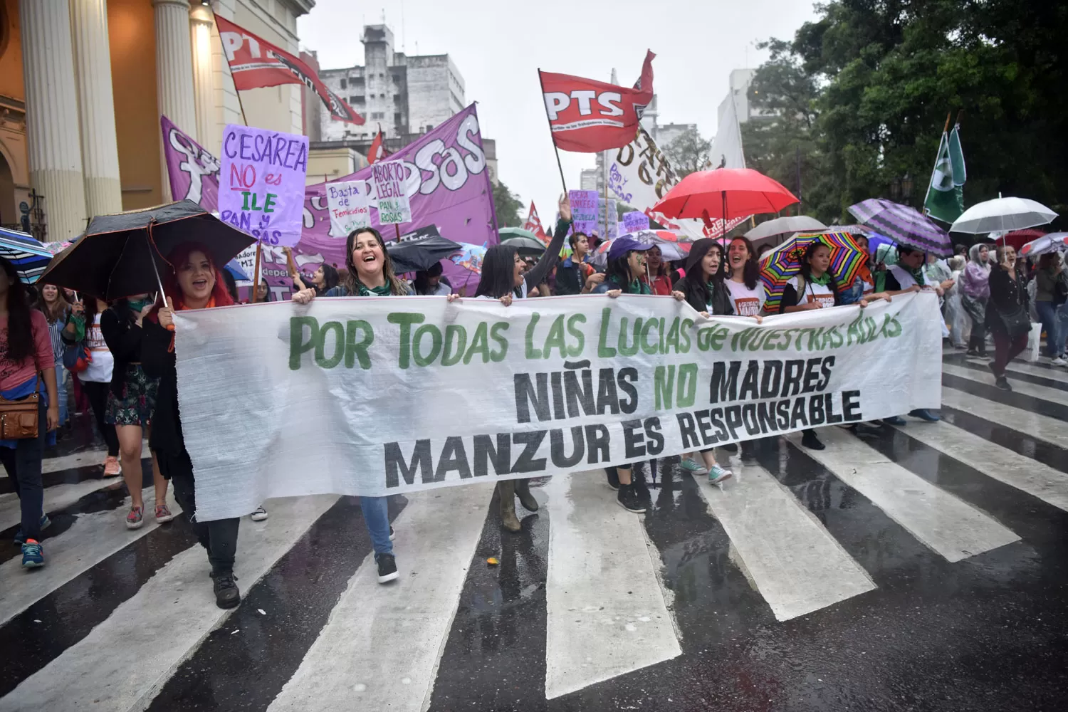 EN LA PLAZA INDEPENDENCIA. La sometieron a tortura durante dos meses, recordaron las mujeres durante la marcha.