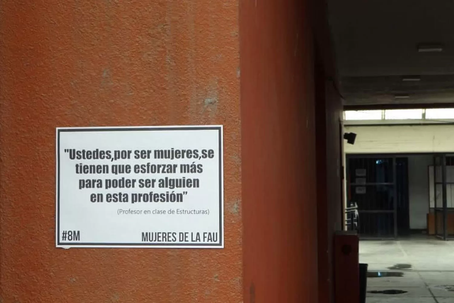 MENSAJES. A través de carteles en paredes, columnas y ventanas buscan visibilizar la violencia que sufren las mujeres que deciden estudiar arquitectura.