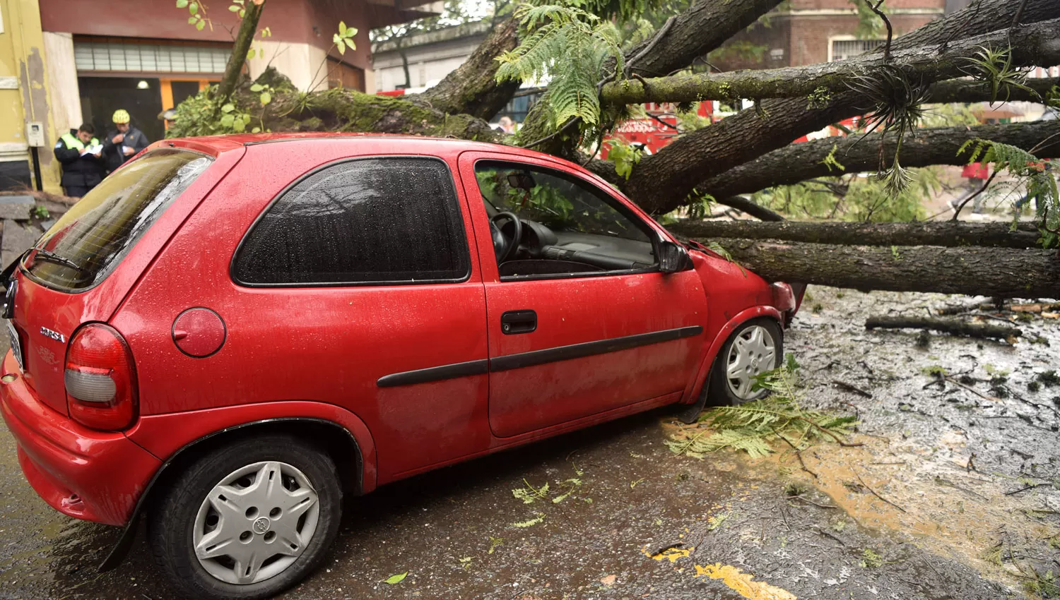 Así quedó el auto en el que viajaba una familia. LA GACETA/FOTO DE INÉS QUINTEROS ORIO