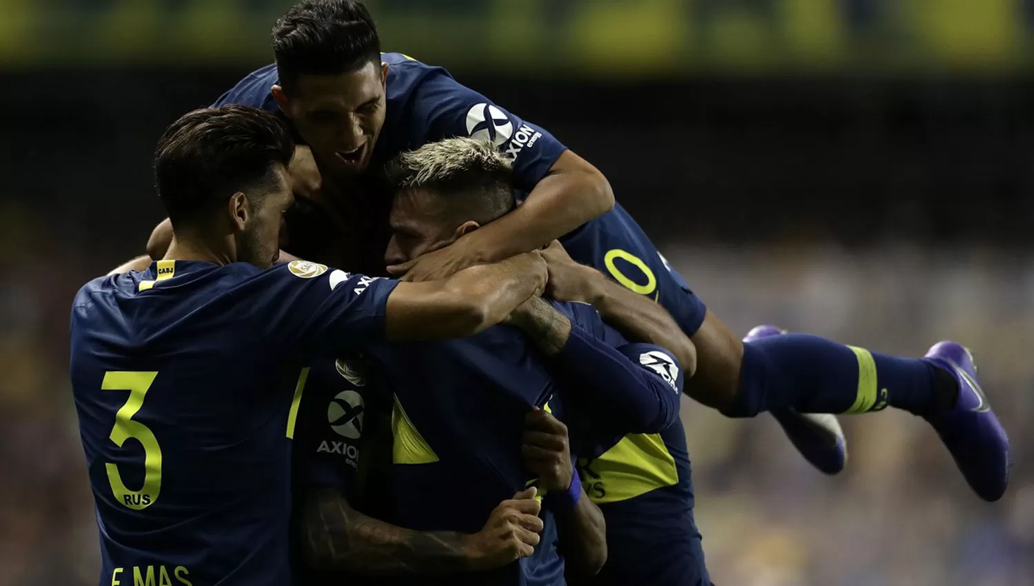 FESTEJO DOBLE. Los goles de Mauro Zárate y Nahitan Nández boca supera a San Lorenzo.