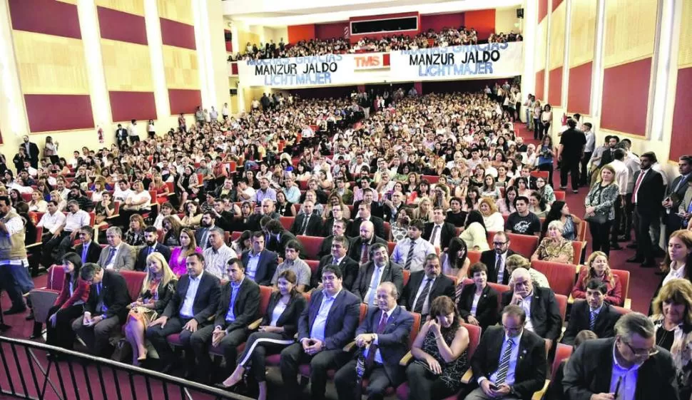 SALA LLENA. Funcionarios, directivos y docentes colmaron las butacas del Teatro Mercedes Sosa durante la firma del proyecto de ley enviado a la Legislatura. twitter @OsvaldoJaldo  