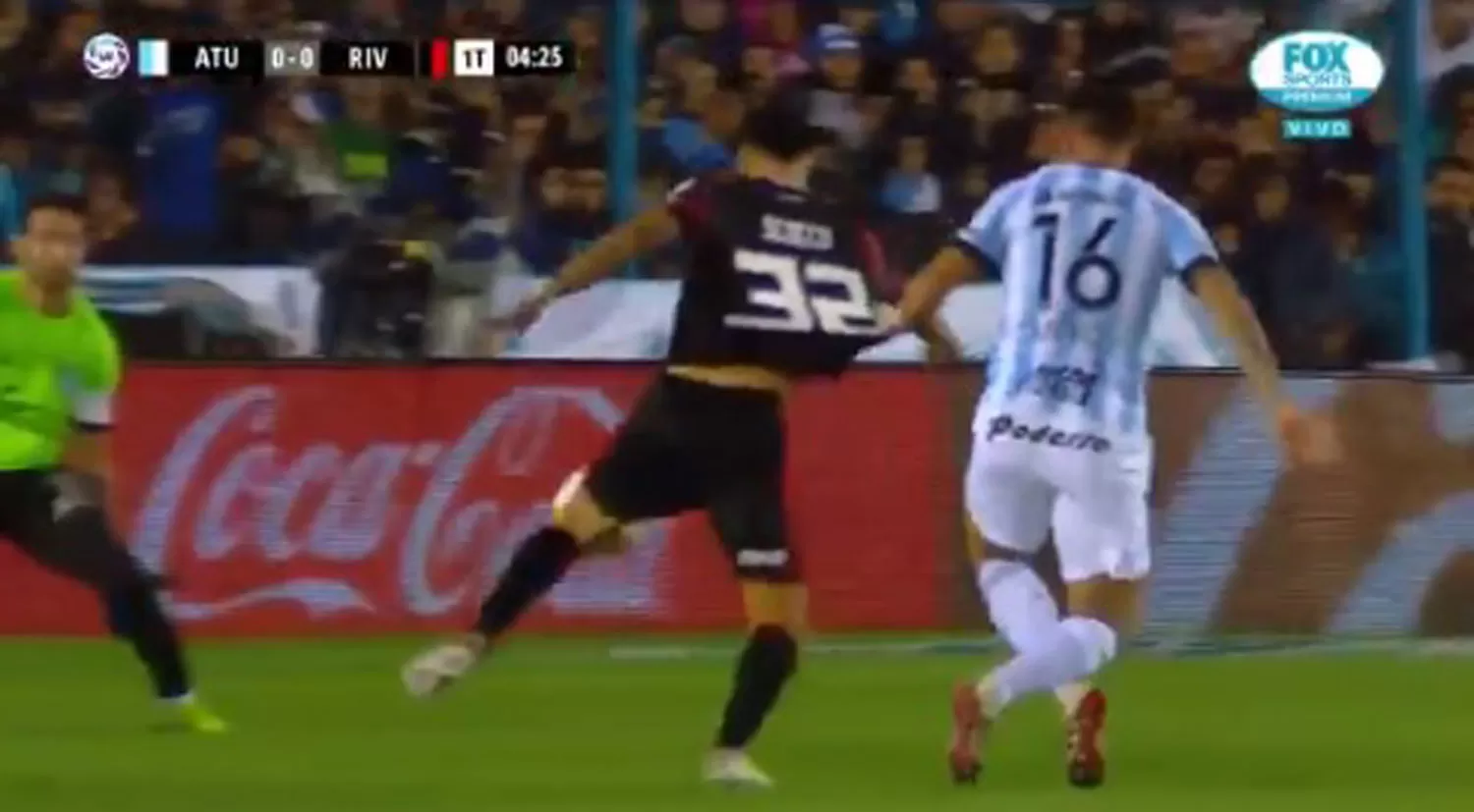 CLARO PENAL. Abero tira de la camiseta a Scocco, pero Abal no cobró nada.