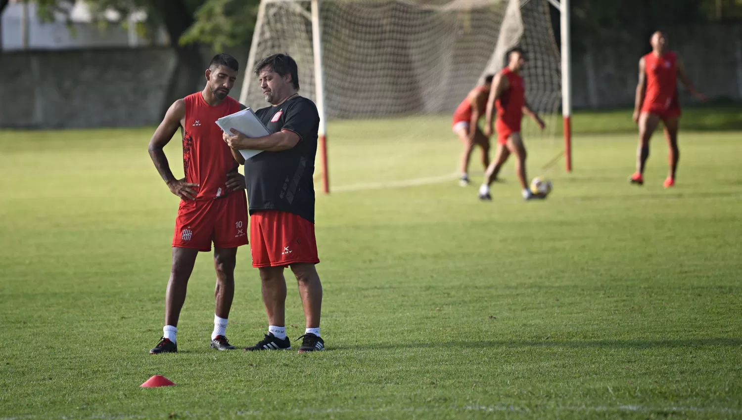 EL ESTRATEGA. Con Tino Costa afuera por lesión, Caruso encomendó la tarea de generación de fútbol en Matías García. 