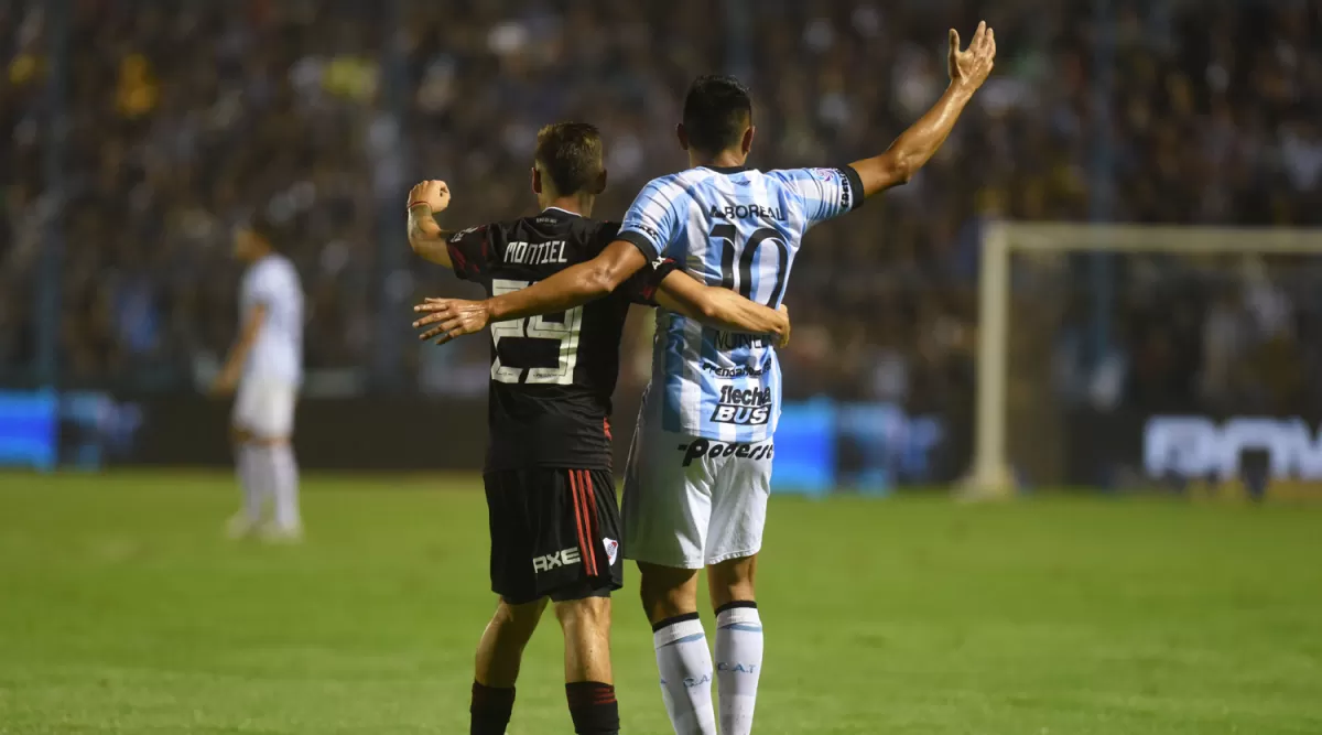 ABRAZADOS. Montiel y una marca más que pegajosa sobre Núñez durante el partido. El lateral de River no jugó mal mientras que Núñez desperdició una chance clara. la gaceta / foto de diego aráoz