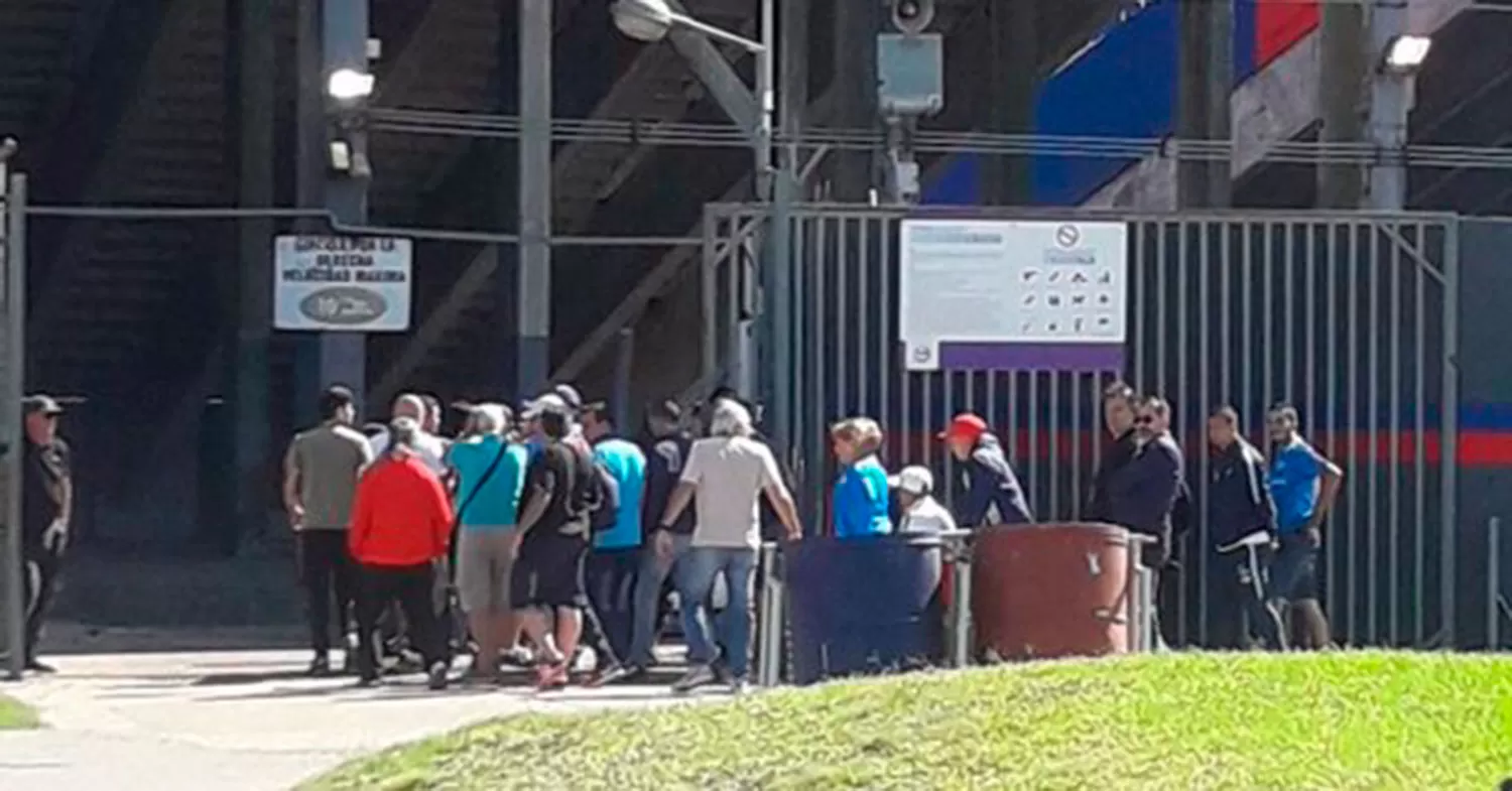 CLIMA TENSO EN SAN LORENZO. La barra irrumpió en la práctica.