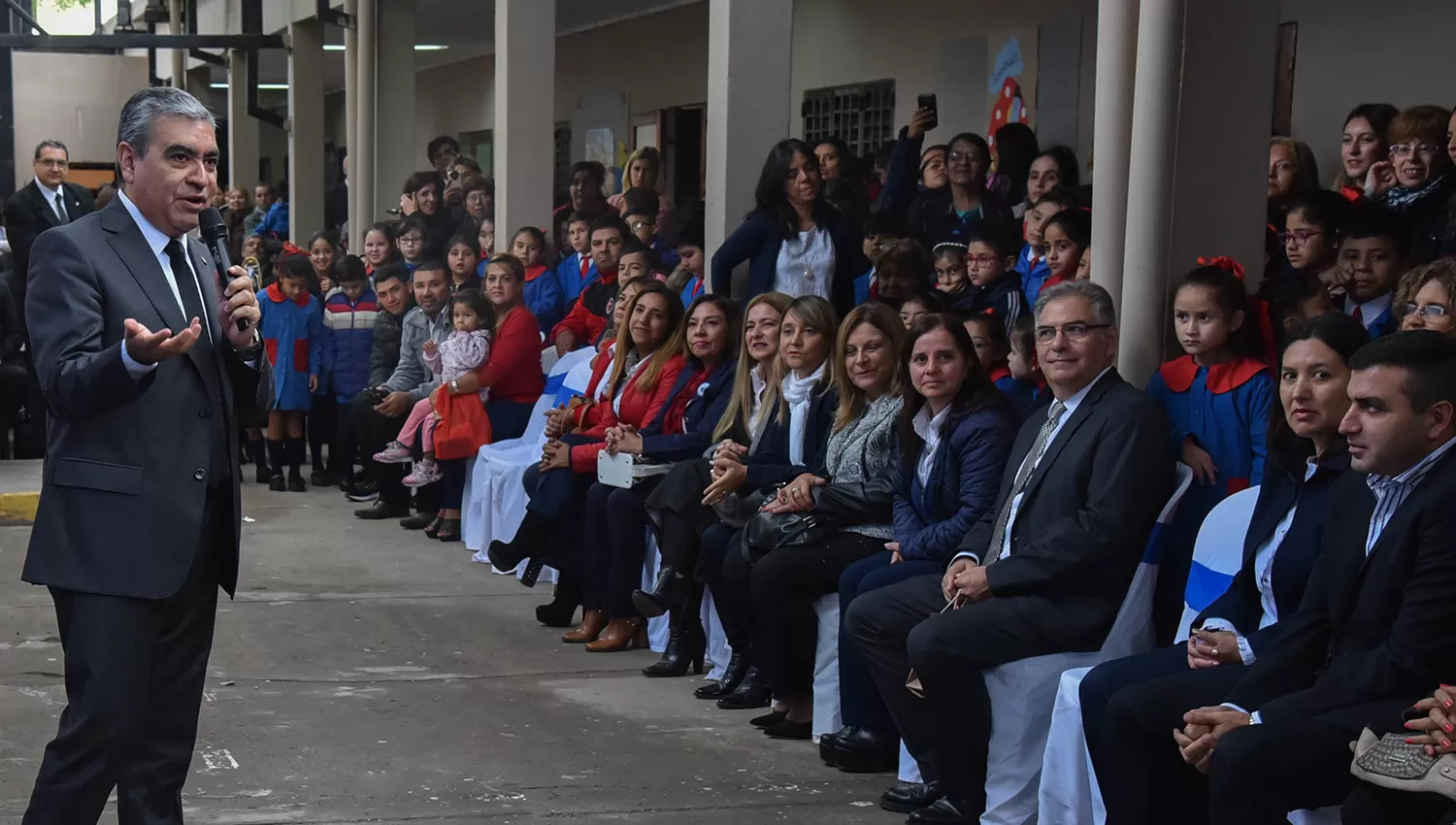 Alfaro inició el ciclo lectivo con 3.000 kits para alumnos de escuelas municipales