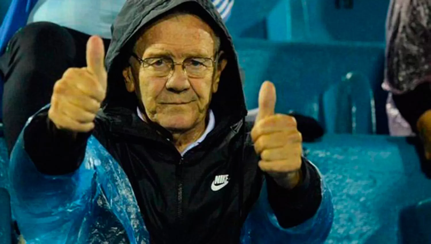 EX DT. Jorge Solari, en las plateas del Monumental José Fierro.