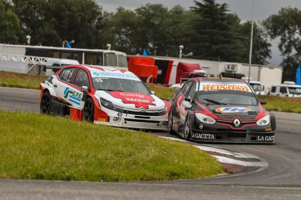DESAFÍO. Reinoso aventaja a Gastón Cabrera en una de las curvas del Cabalén. 