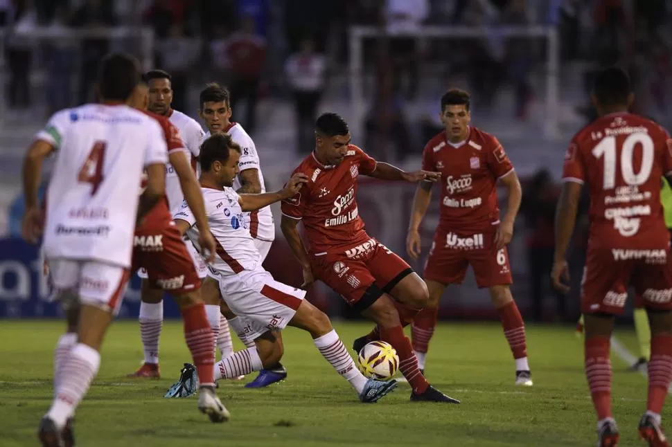 BUENA PRODUCCIÓN, Y GOL. En varios pasajes del juego, Giménez se puso el equipo al hombro y manejó la pelota con criterio. Además, en un momento tenso, pidió la pelota y ejecutó el penal con seguridad. 