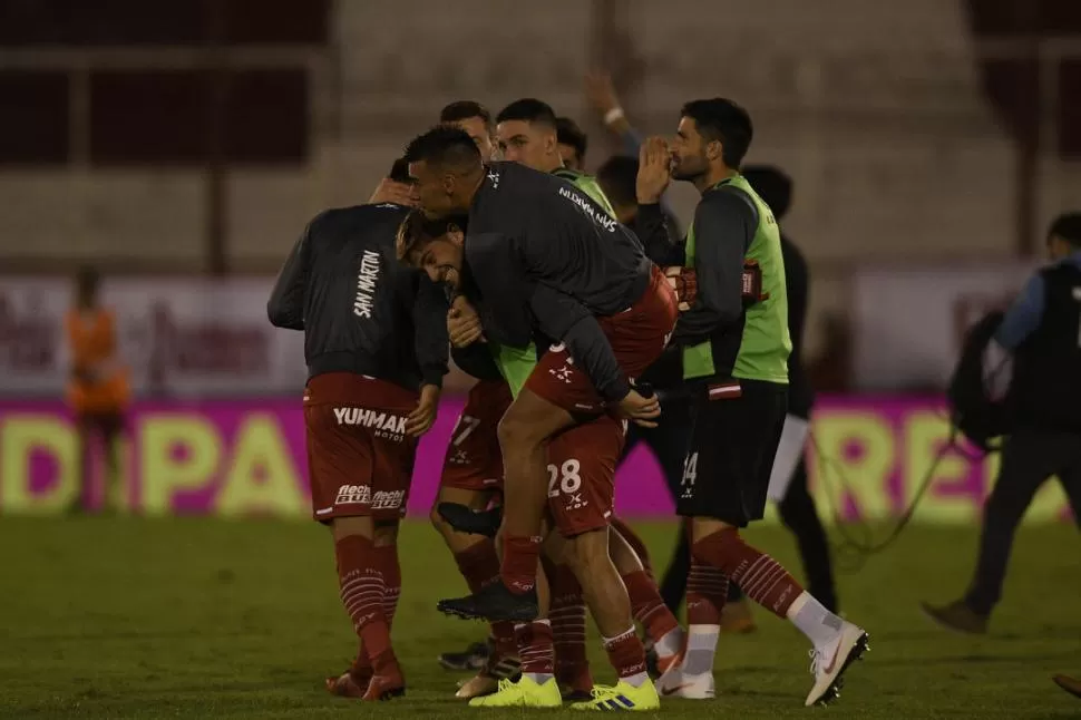 ALEGRÍA. Los jugadores “santos” celebraron con todo la victoria sobre Huracán. Ahora deben dar tres pasos más. Foto de Ignacio Izaguirre - especial para la gaceta 