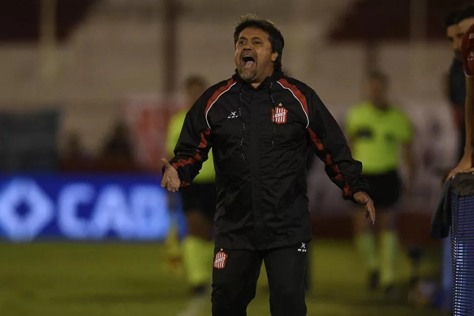 CON OXÍGENO. Caruso Lombardi habló de manera directa y sin misterios: “el equipo hizo un esfuerzo muy lindo que nos da aire para los próximos tres partidos”. Foto de Ignacio Izaguirre - especial para la gaceta 